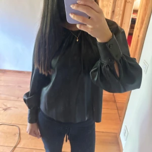 skinn blus  - säljer nu denna snygga skinn blus perfekt till höst outfitsen! 