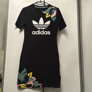 Kort klänning - En kort adidas klänning som är oanvänd. Normal storlek och sitter jättefint på kroppen.