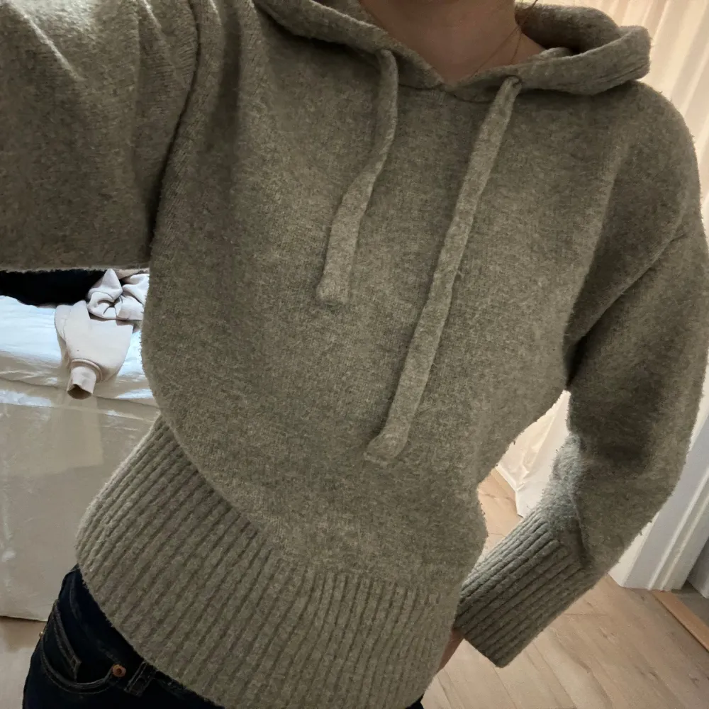 Säljer min slutsålda hoodie från zara som jag inte längre använder❤️❤️. Hoodies.