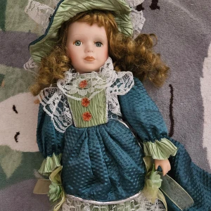 Doll  - Docka ca 30cm hög. Står stadigt.  50kr eller byte. Inga ögonfransar. Möts i Göteborg 