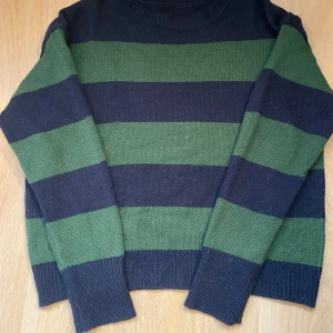 Randig stickad tröja - Blå och grön-randig sweater som är från Shein. Jättefin till hösten! Storlek L men tycker den passar mer som en M. Säljer då den inte kommer till användning. Lite smått nopprig. Pälsdjur finns i hemmet! 🐾