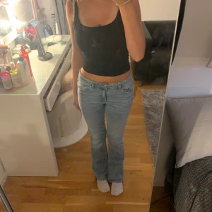Långa jeans från Gina  - Ett par jeans från Young Gina jätte fin färg på Jeansen och fin passform. Jag har dom i storlek 158 men skulle säga att de är som en 32 