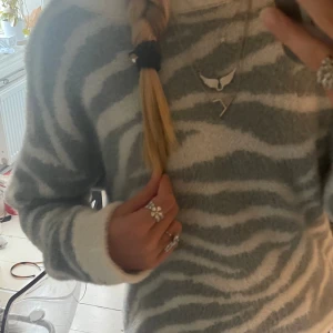 Jättesnygg zebra tröja - Säljer denna super fina tröjan då den inte kommer till användning! Storleken 146/152 men passar xs/s. Jättebra skick! Skriv för fler bilder!💕