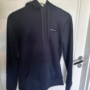 Peakperformance huvtröja - Bra passform och bra kvalitet. Köptes för cirka 1år sedan och nästan aldrig använd 