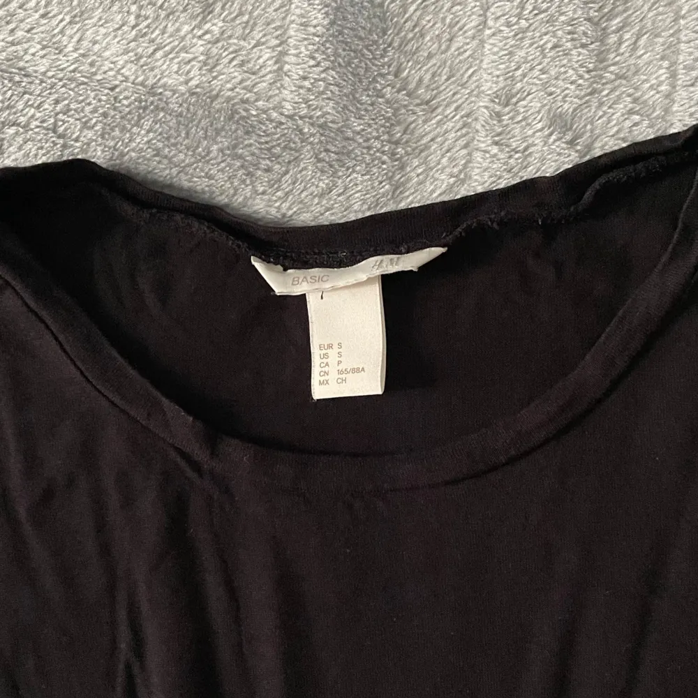 Jätteskön bomullsklänning från H&M. Går ner till mina hälar. Väldigt bra skick! Referens: Jag är 173cm och brukar ha storlek 36/S. Köp direkt eller ge prisförslag. Svarar ej på meddelanden. . Klänningar.