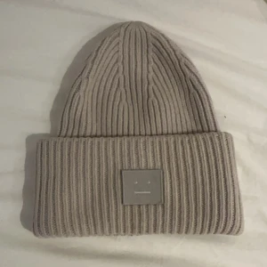 Acne Mössa - Säljer nu min fina beiga acne mössa som är köpt här på Plick. Säljer denna för att den inte kommer till användning längre💞 Köparen står för frakten💛