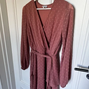 Sommar klänning - Har använts ändast en gång på ett bröllop. Så otroligt bra skick!!💗