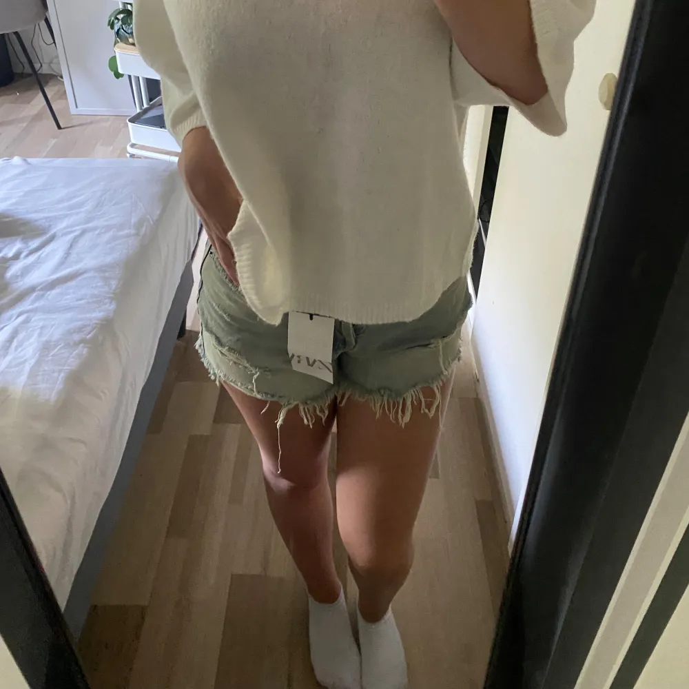 Ett par jeans shorts från Zara i storlek 36! Helt nya, har kvar prislapp o allt. Pris på hemsidan är 329 kr💞 Inga defekter eller liknande, tyckte ba inte att plagget passa på mig 💞 . Shorts.