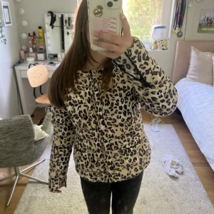 Leoparden jacka😻💗 - Denna jackan köpte jag för 500kr och jag säljer den för 350kr!😻 Jag älskar denna jacka men den är tyvärr lite för litten nu. Perfekt vår/höst jacka. Tänk leopard jackan till ett par svarta bootcut jeans!!!😻💗 