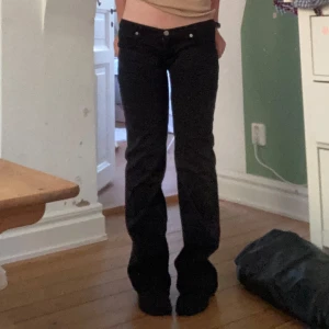 Lågmidjade svarta jeans - Säljer dessa vintage svarta jeans som är väldigt lågmidjade. Midjemått 35 cm tvärs över midjan, grenhöjd 16 cm och innerbenslängden är 80 cm. Kontakta mig privat vid frågor eller intresse💓 Kan sälja för 100 kr vid snabb affär 