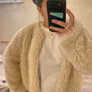 Pälsjacka  - Fejk Pälsjacka från Gina Tricot🤗 Aldrig använd så som ny! 