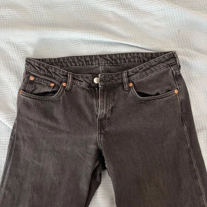 lågmidjade jeans - svarta lågmidjade jeans från weekday i modellen arrow. använda men bra skick! köpta för mindre än ett år sedan. skriv för fler bilder! ❤️