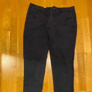 Byxor A Days March - Fina chinos från A Days March i storlek 30. Passform-Regular fit, skick 7/10.