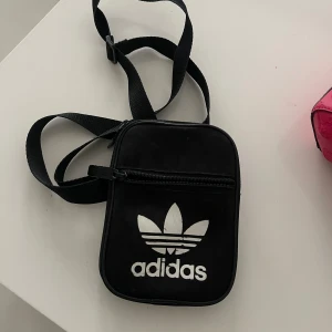 Adidas axelväska - Väska