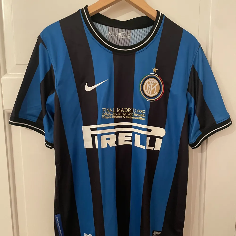 Säljer en fotbollströja från Inter Milan med Eto’o på ryggen från säsongen 09/10 (hemmatröjan). Tröjan är en reprint. Storlek: L. Ansvarar ej för postens slarv. Endast handtvätt gäller, gnugga ej på blöta prints.. Sportswear.