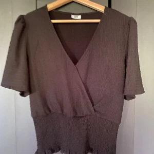 Blus - Jätte fin blus som tänkte säljas, använd ett fåtal gånger och den har  inga defekter. 