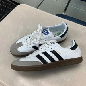 Adidas Samba! - Lånade bilder!!!! Har dessa skor hos min pappa men om du är intresserad skriv privat så skickar jag egna bilder när jag hämtat de! Storlek 40 men passar en 39. Säljer då de ej kommer till användning. Box etc följer med 