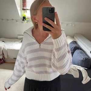 Randig stickad tröja  - Köptes på Gina, tröjan är storlek L men skulle säga den är liten i storlek skulle passa S, säljer på grund av ej användning. Pris 100 kr💗