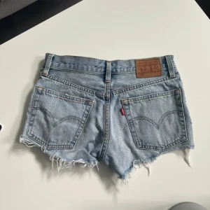 Levis jeansshorts  - Säljer dessa jeansshortsen från levis! Såå snygg modell!💗 bra skick! Sitter som xs