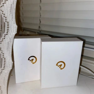 Floccs Häst boxskylt online app - 200kr  Båda:350kr Häst box skylt perfekt till tävling. Ladda upp bilder på häst som scannas genom denna. Och visar info.  