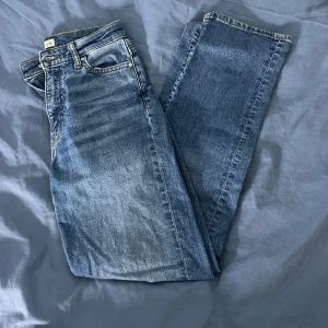 Mom fit straight jeans - Säljer mina jeans från Cubus för att dem har blivit för små, använda men fortfarande i ett väldigt bra skick