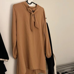 Långärmad tröja  - Helt ny, str S-M Går över rumpan . Redan nedsatt pris 