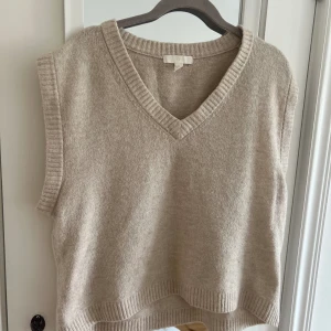 Tröja - Säljer nu denna tröja från HM, den är i bra skick och inga skavanker. Skriv för fler bilder eller om du har några frågor.