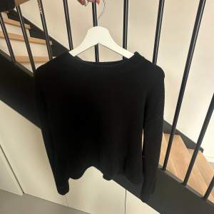 Jättefin svart stickad tröja från & Other Stories, passar perfekt till sommarkvällar💞 skriv gärna privat för fler bilder eller frågor
