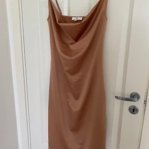 Klänning satin - Klänning från missguided, midi klänning