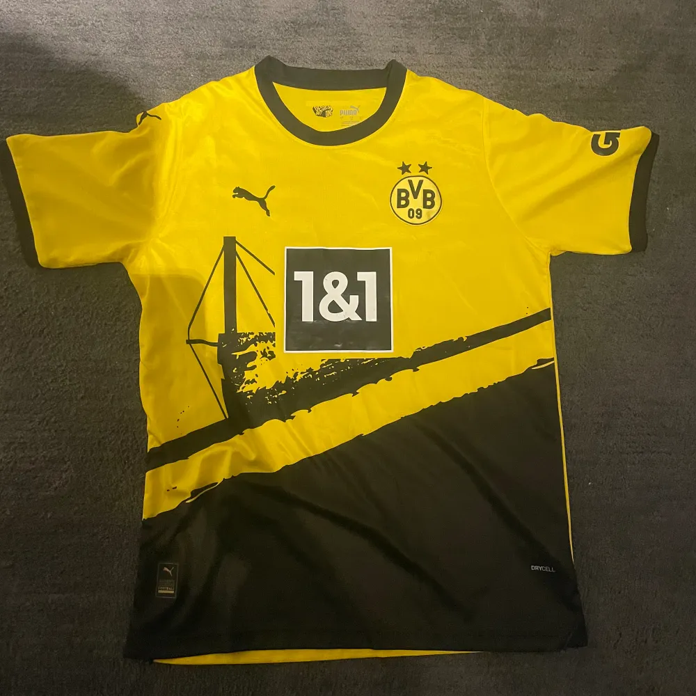 Säljer nu denna fina Dortmund tröjan då den ej passar mig. Tröjan är i riktigt bra skick och säljs nu endast för 300kr! Hör gärna av er för mer info och frågor!. Sport & träning.