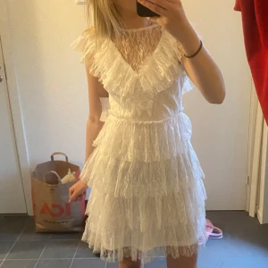 Vit klänning - Så så fin klänning, perfekt till studenten! Endast testad, lappen sitter kvar. Slutsåld i denna storlek 🩷😇