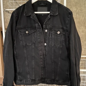 Jeansjacka  - Svart/stentvättad jeansjacka från Lager 157 i strl S. Oanvänd i nytt skick utan prislapp.