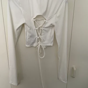 New yourker topp S - Fin topp från New Yourker i storlek S nästan aldrig använd så den är ett ett riktigt fint skick💕 Köparen står för frakten 