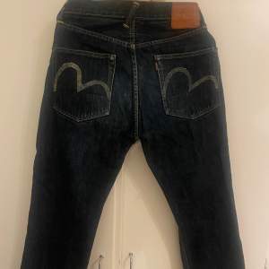 Handmålade Evisu jeans från 90-talet | använt skick men väldigt bra kvalitet så går att använda långt frammåt | storlek: ~w28-29/L30-31 | inga större deffekter | köpta från secondhandbutiken ettresex | skriv privat för mått eller vidare funderingar