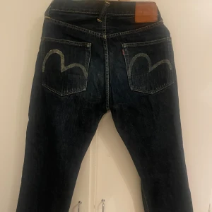 Evisu jeans - Handmålade Evisu jeans från 90-talet | använt skick men väldigt bra kvalitet så går att använda långt frammåt | storlek: ~w28-29/L30-31 | inga större deffekter | köpta från secondhandbutiken ettresex | skriv privat för mått eller vidare funderingar