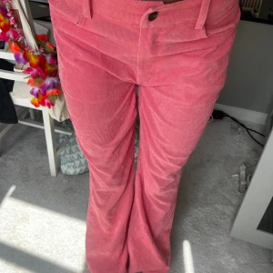 Lågmidjade manchesterbyxor  - Låg/midwaist rosa manchesterbyxor som jag sytt ner i midjan, lite långa på mig som är 166cm. Skriv för frågor, pris kan diskuteras 