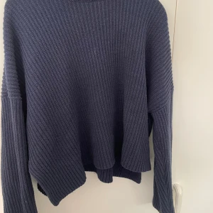 Tröja från monki - Fin stickad tröja från Monki knappt använd så den är i ett fint och bra skick💕 Köparen står för frakten 