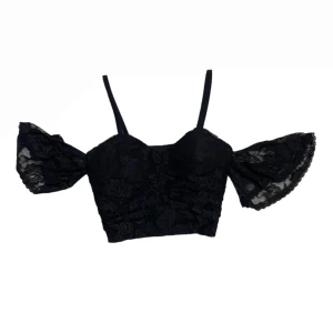 Svart off-shoulder linne - Ett svart linne i lace, som är i storlek S/XS. Det finns en dragkedja på baksidan som gör det enklare att få  på sig den. Har även inbyggd BH. Det finns några trådar som hänger löst som inte syns.