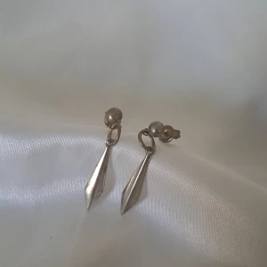 Örhängen med hänge - Metall missfärgad men fina ändå. 😊💗