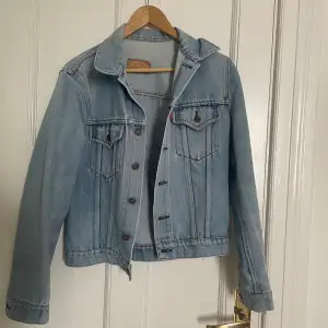 Jättefin och enkel jeansjacka från Levis! Har fått den av min kompis som haft den i flera år, har därför ingen aning om var den kommer ifrån eller hur mycket den använts! Men enligt mig är den i bra skick, vet dock ej storlek men skulle gissa M! 🥰