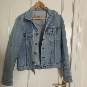 Levis jeansjacka  - Jättefin och enkel jeansjacka från Levis! Har fått den av min kompis som haft den i flera år, har därför ingen aning om var den kommer ifrån eller hur mycket den använts! Men enligt mig är den i bra skick, vet dock ej storlek men skulle gissa M! 🥰