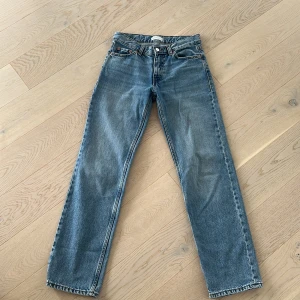 Low waist jeans,Gina tricot  - Jeansen är använda ett fåtal gånger,inköpta från Gina tricot. Storlek:34  Modell:Low straight jeans 