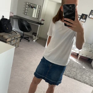 jeanskjol från even&odd  - jeanskjol ifrån even&odd den är i nyskick köpt för 400 säljer för 150 säljer då jag har för många jeanskjolar 