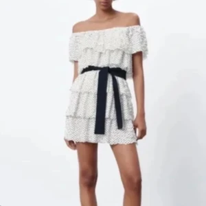 Prickig klänning från zara - Så fin och populär, i storlek xs, knappt använd 💕