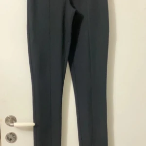 Kostym byxor från Nelly - Fler bilder finns, byxor från Nelly helt nya med prislapp. I strl S i Svart. Kostym byxor i jätte bra material och sitter bra. Man kan även justera där nere vid foten om man vill ha de öppet eller stängt 