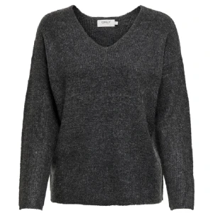 V-ringad stickad tröja  - Mörk grå v-ringad stickad tröja ifrån Only, sitter jätte bra och är jätte skönt material, dock lite nopprig. Säljer pga att den inte kommer till användning❤️