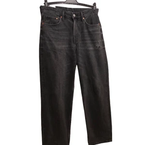 Loose/baggy pants från H&M - Loose/baggy pants från H&M, finns några skador och är använda. Kan diskutera om priset, kom privat för mer information
