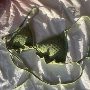 Super söt grön bikini topp som man knyter, aldrig använd 💕