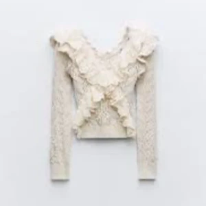 Zara volang topp - Zara stickad volang topp i strl L, passar mig som har strl M