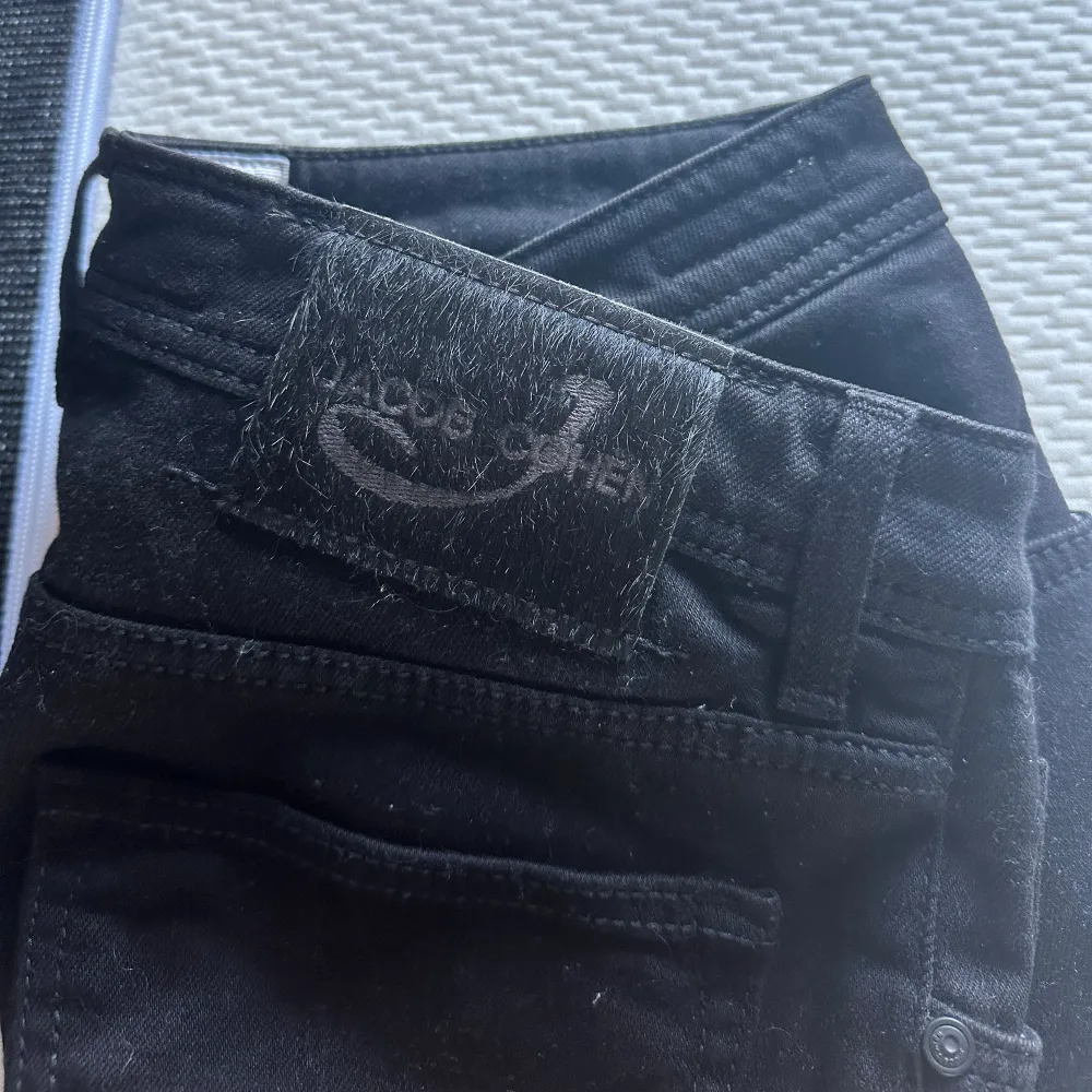 Säljer ett par nästintill oanvända jeans från italienska Jacob Cohen. Använt 2 ggr, då dem är för små.  Exklusiva jeans som är en fröjd att bära varje gång! Aldrig tvättats. . Jeans & Byxor.
